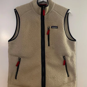 Pile Vest Patagonia - Beige Patagonia väst i storleken M passar 175-185. Skick 8/10
