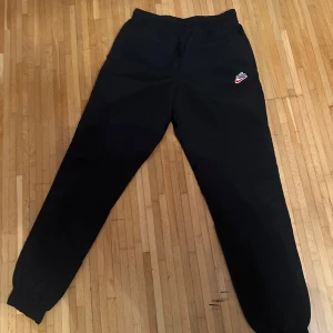 Svarta mjukisbyxor från Nike - Vindbyxor aldrig använd från Nike storlek S