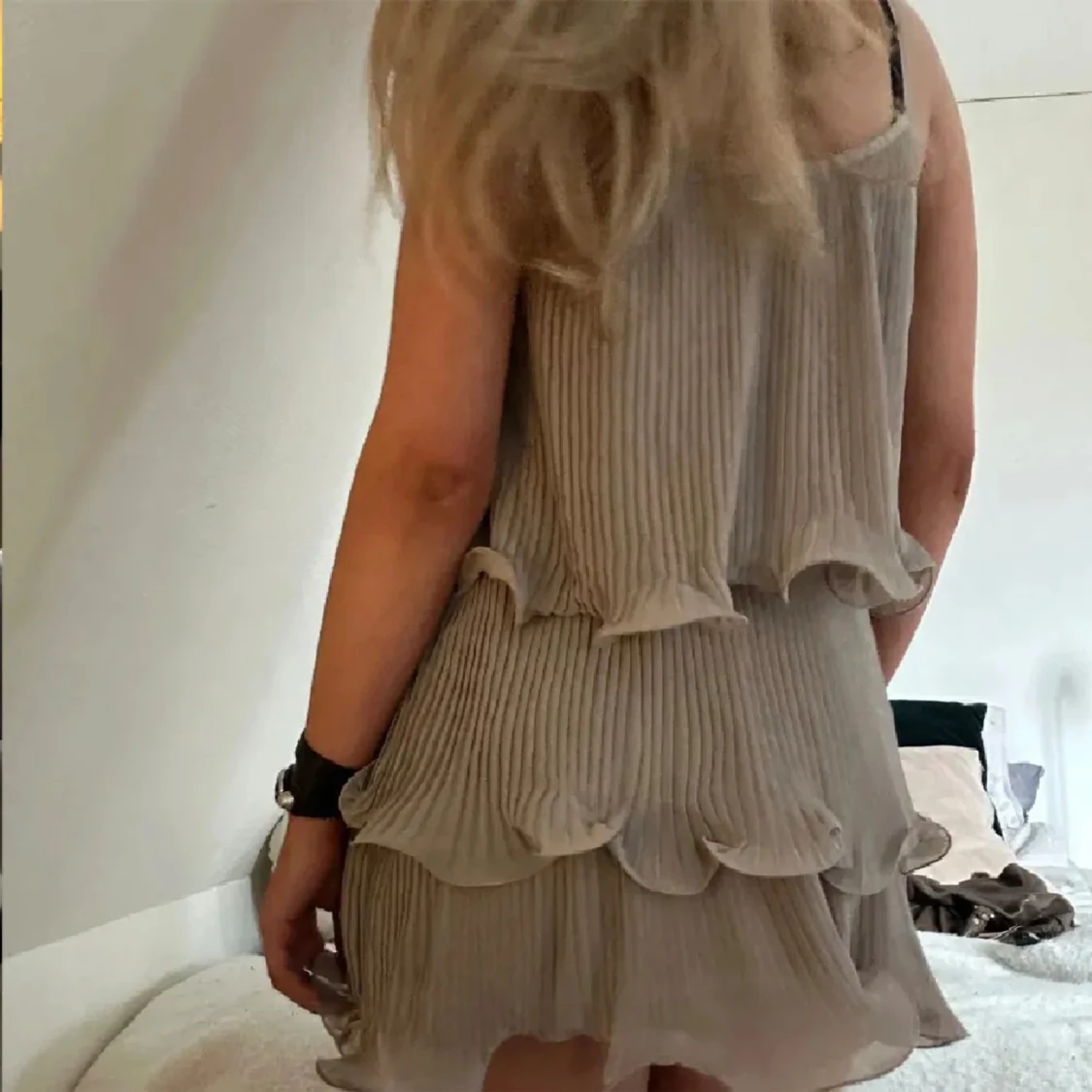 VOLANG KLÄNNING  - 1