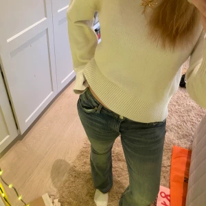Weekday jeans - Säljer ett par blåa bootcut low waist jeans från Weekday, den är ljusare mot mitten i byxan. Osäker på storleken men passar både S/M skulle ja säga💞
