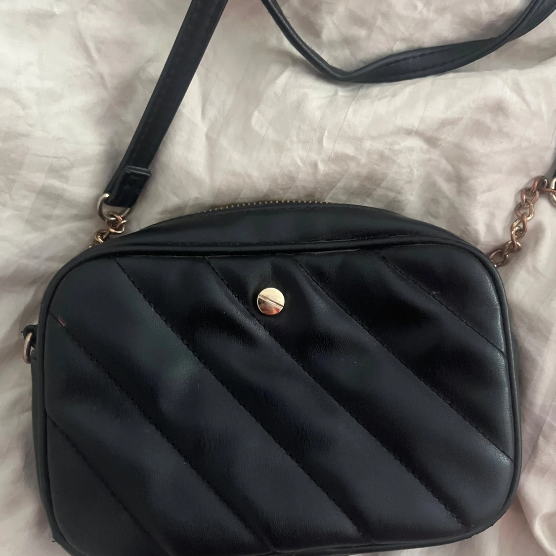 Svart quiltad axelväska med kedjedetalj - 3