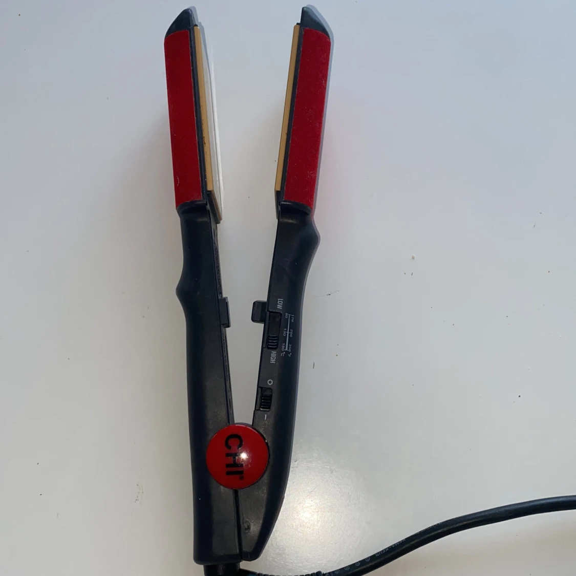 Plattång från CHI med röda detaljer