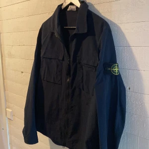 Stone Island overshirt - Säljer en mörkblå overshirt från Stone Island. Bra skick, snygg till sommaren och hösten.