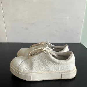 Vita Eytys  - Knappt använda vita Eytys i storlek 39. 