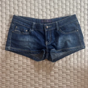 Låg midjade jeans shorts 💘 - Så snygga mörk blå shorts 🩷💓🌸 perfekta nu i sommar och skönt material!! Strl L/M men skulle säga dom passar en 36/38 och inte en 40 💘 midjemått : 43cm