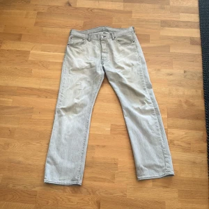 Ljusgrå Levi's jeans straight fit - Säljer ett par ljusgrå Levi's jeans med klassisk femficksdesign och rak passform. Jeansen har normal midja och är tillverkade i denim. Perfekta för en avslappnad stil. Nypris på dessa är runt 999, mitt pris 299! Pris går att diskuteras! Hör av er vid minsta lilla fundering🤗