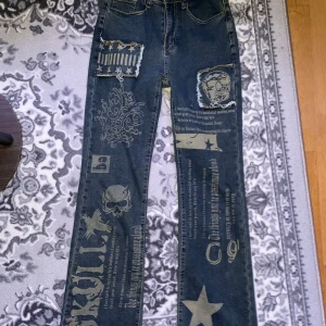 Bootcut Jeans - Bootcut jeans midwaist med coolt tryck