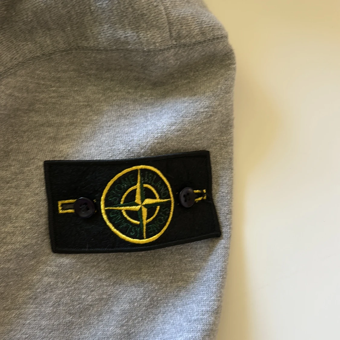 Grå hoodie med dragkedja från Stone Island - 1