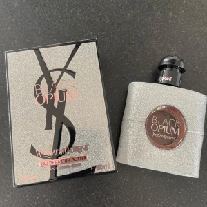 Yves Saint Laurent Black Opium Glitter Eau de Parfum  - En glittrig version av den ikoniska doften Black Opium från Yves Saint Laurent. En parfym för kvinnor med beroendeframkallande doft. 50 ml endast testad ett sprut! Köpt för 1300:-