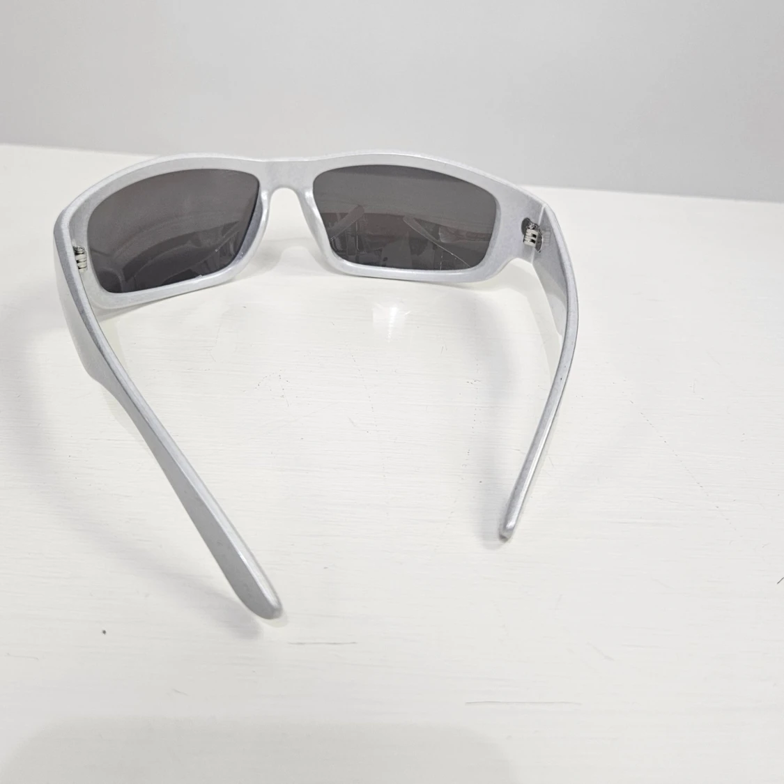 Silvriga sportiga solglasögon - 4