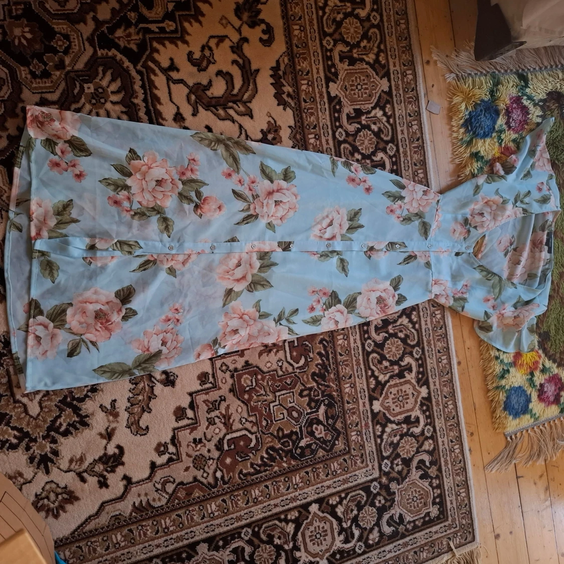 Ljusblå blommig långklänning - 1