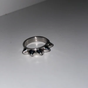Ring från Edblad - Säljer en ring från Edblad med taggar där fram och den är i silver. Orginalpris 349kr. Orginalpris kan diskuteras.