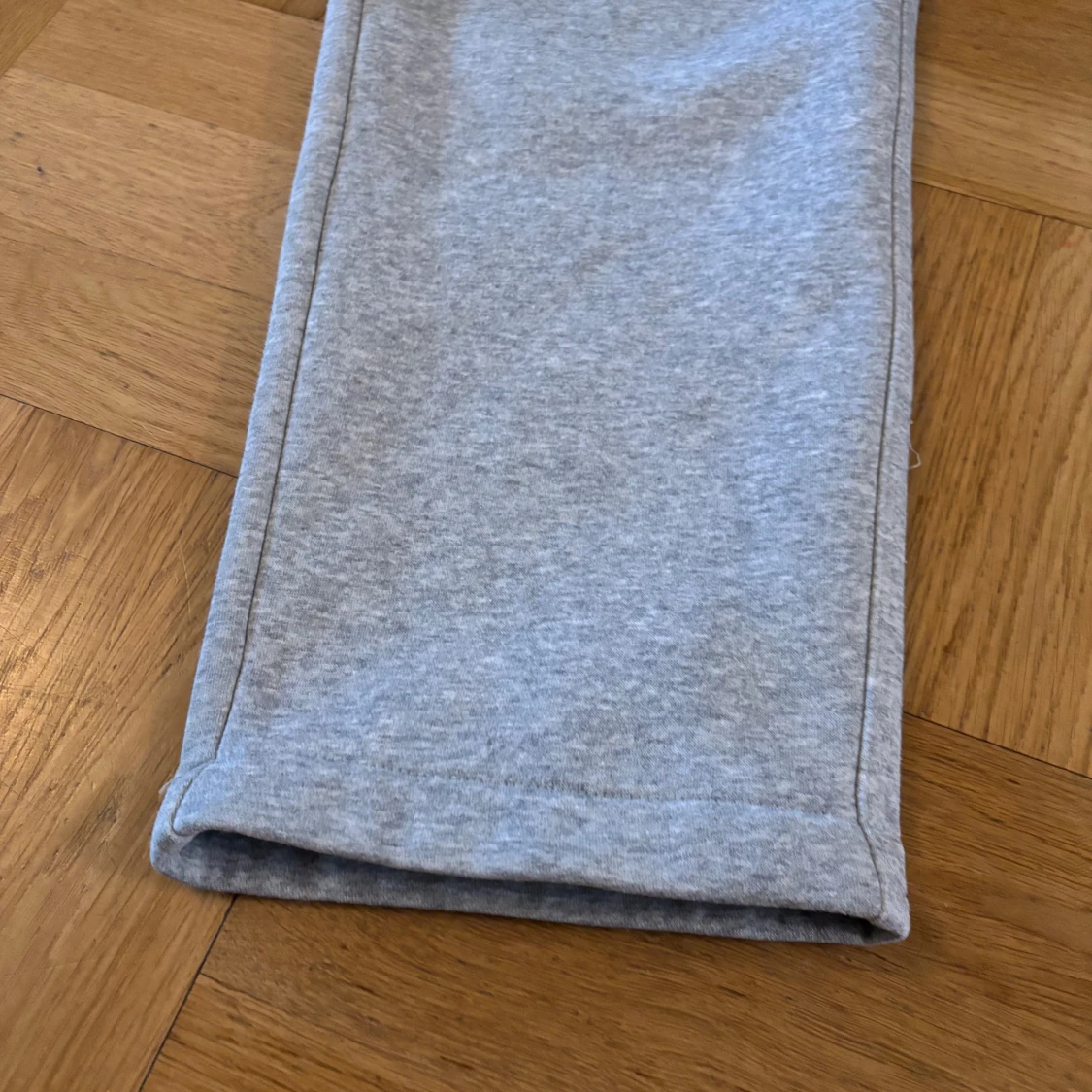 Grå mjukisbyxor från Nike - 2