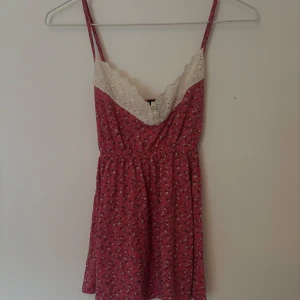 Blommig babydoll topp - Blommig babydoll linne från vintage h&m som man kan knyta där bak. Storlek S! Pris går att diskutera 