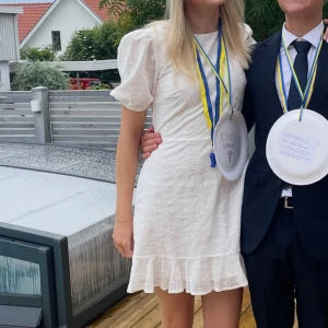 Vit klänning NAKD - Säljer min fina klänning från NAKD, finns inte mer på hemsidan! Perfekt till studenten eller andra tillfällen💕Använd 1 gång! Skulle säga att den passar både 36/38