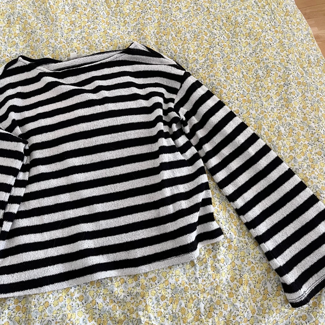 Svartvit randig stickad tröja - 1