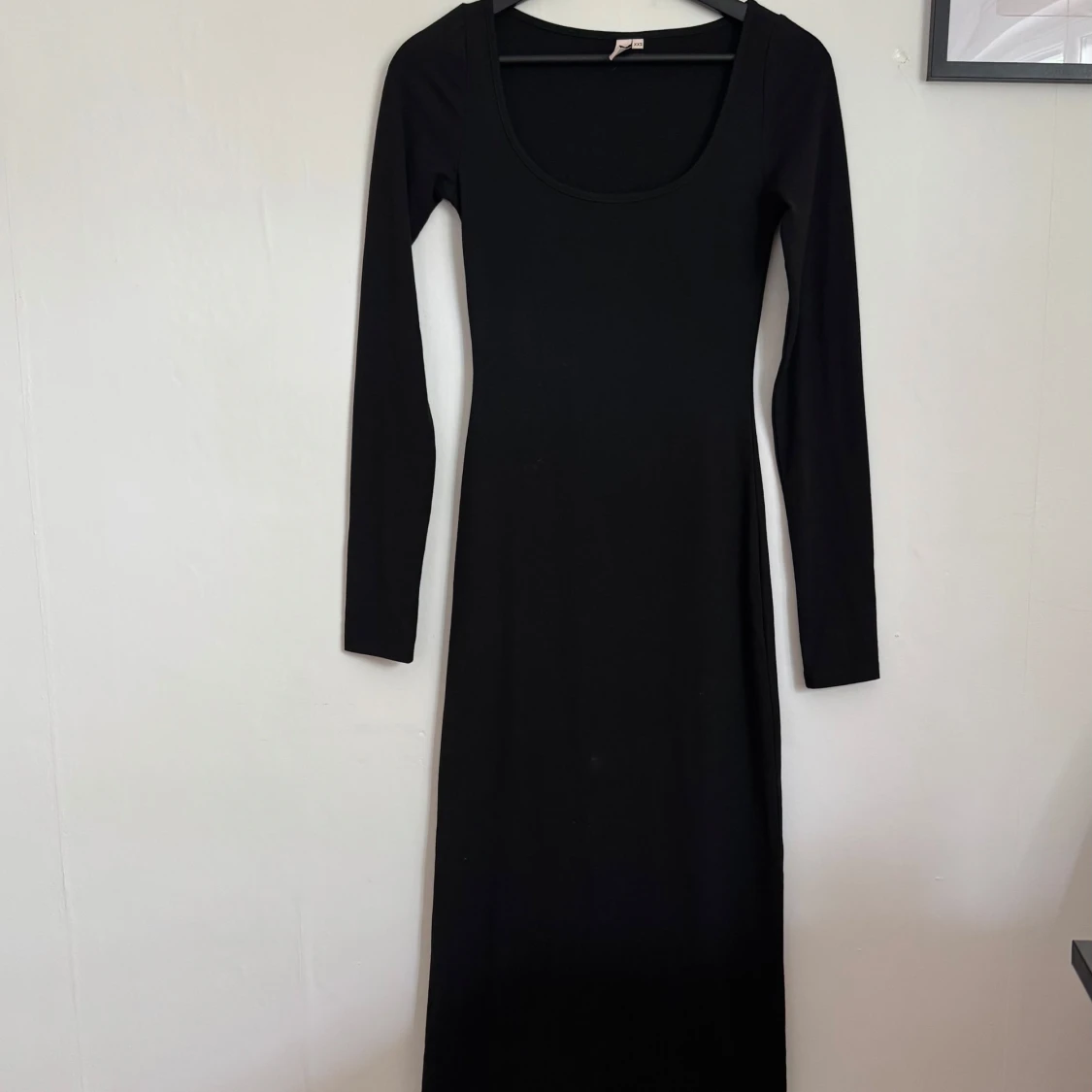 Svart långklänning med lång ärm - 1