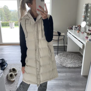 Dunväst zara - Vit dunväst från Zara, knappt använd.