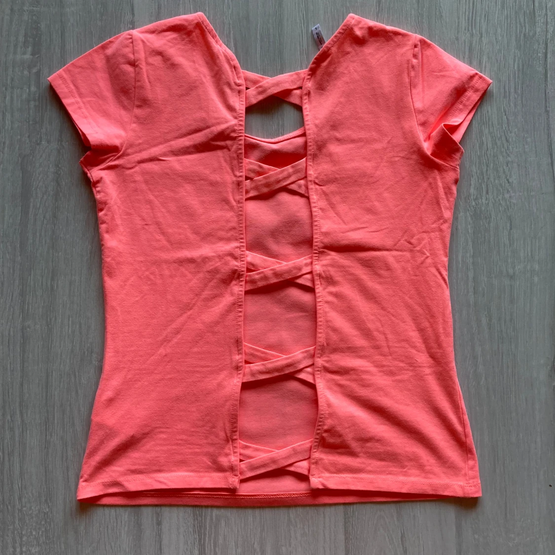 Korallrosa topp med snörningsdetalj i ryggen - 1
