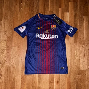 FC Barcelona fotbollströja  - Säljer en FC Barcelona 2017-2018 fotbollströja ”Copa del Rey Final” - Messi 10  , Helt oanvänd!