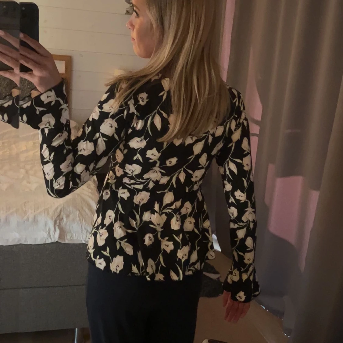 Svart blommig blus med v-ringning - 1