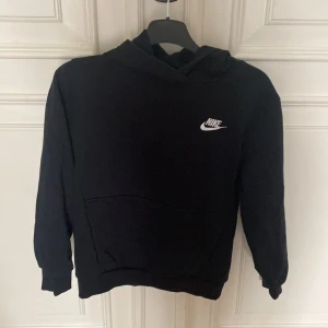 Nike luvtröja - Svart luvtröja Nike                                                                  Bra skick Stl. 137-147 köparen får betala frakt        Pris 250kr