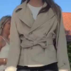 French coat - Säljer min snygga french coat. Helt ny. Säljer pga för liten för mig. Storlek S passar även M obs jag kommer inte gå ner i pris då denna är NY KÖPT så går ej ner i pris