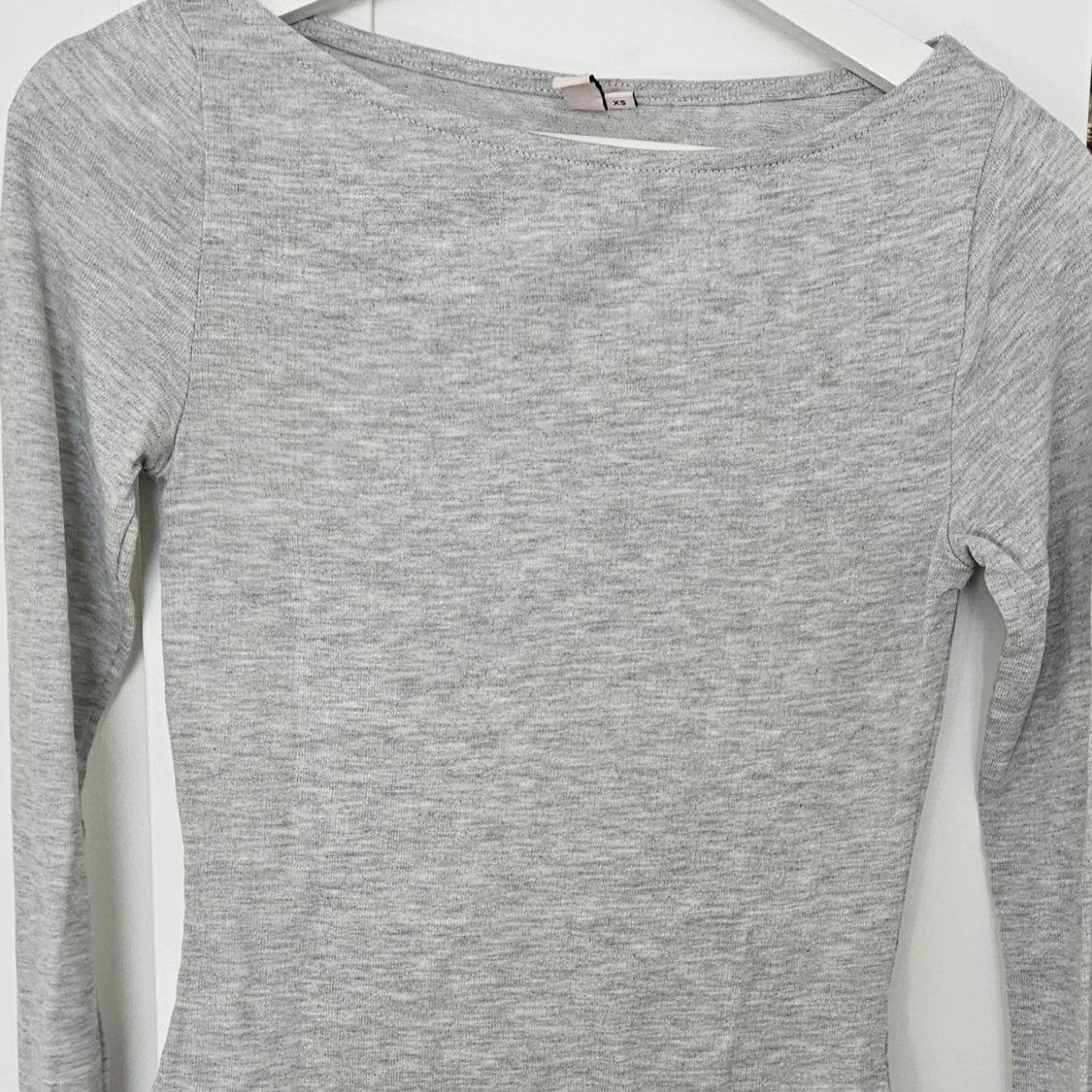 Ljusgrå långärmad tröja