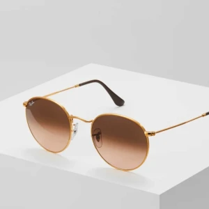 ray-ban solglasögon  - säljer mina solglasögon från ray-ban med tunna guldiga metallbågar och bruna tonade glas. det kommer med ett klassiskt brunt fodral i skinnimitation och en tvätt duk. Nya solglasögon från ray-ban kostar 1 252kr och säljer mina för 500kr 