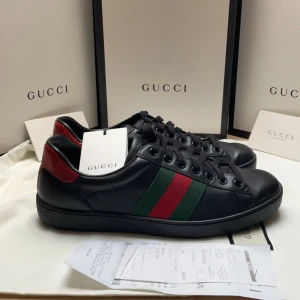 Gucci ace - Tjena,säljer nu dessa sprillans nya Gucci ace i storlek 39,5- Skick 10/10-❗️allt og medföljer ❗️ - kvitto medföljer - skriv vid intresse,mvh Luxe