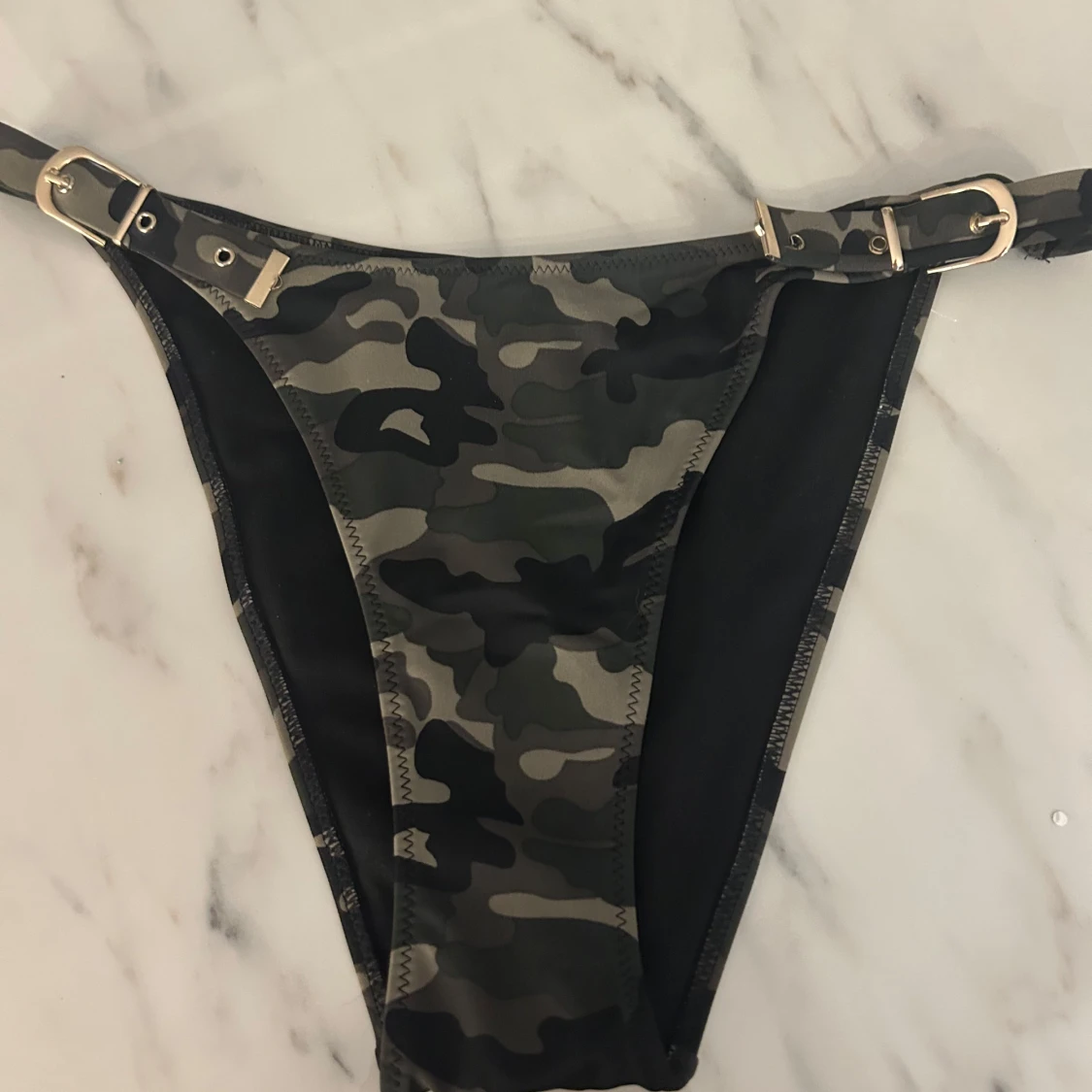 Camo bikiniunderdel med spännen