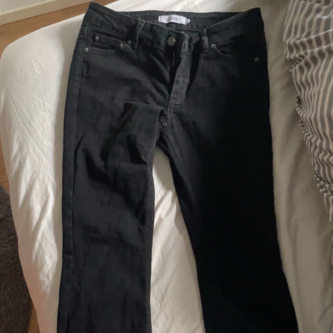 Svarta jeansbyxor från Junkyard - 3