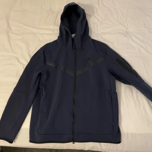 Mörkblå hoodiejacka från Nike - Säljer för den inte kommer till användning och ligger bara i garderoben. Den är använd typ 10 gånger.