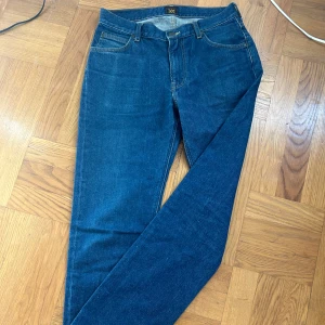Mörkblå jeansbyxor från Lee - Säljer ett par mörkblå jeans från Lee i storlek 30/32✨