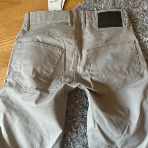 beiga jeans - beiga jeans från mango i storlek 36. midjemått rätt över är 35 cm och innerbenslängden är 78 cm. nya med prislapp kvar. använd ”köp nu” 19/5-2025