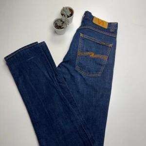 Nudie Jeans - Säljer nu ett väldigt fint par Jrans från Nudie Jeans, nytt skick på de och aldrig använda, storlek W32 L34. Kom PM vid frågor 🌴🍾