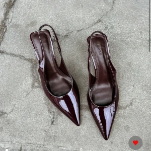 Vinröda klackar  - Superfina burgundy slingback-pumps från NA-KD, slutsålda på hemsidan💕 Aldrig använda, endast testade! Nypris 499kr, klackhöjd 7,5 cm. 