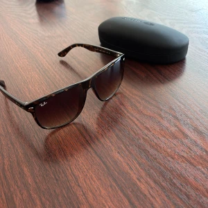 Ray ban boyfriend - Snygga Ray-Ban solglasögon model Boyfriend. Oanvända helt nya inga difekter priset är ej hugget i sten 