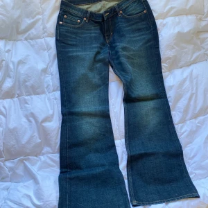 Blå bootcut jeans från Weekday - Säljer ett par långmidjade blå jeans från Weekday med bootcut-passform. Jeansen är i ny skick. 