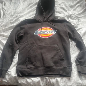Svart hoodie från Dickies - Säljer denna Dickies hoodien åt min kille då han har bytt still och känner att detta inte är hans typ av stil. Den är använd 1 gång och är i fint skick, inget som är trasigt på hoodien heller. 