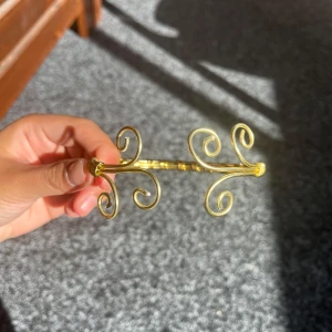 Armcuff  - 🌸Går att böja ut eller in för att få din perfekta passform 🌺 🌸Finns både i silver och guld✨  Gör även customs!! Skicka in bild eller din idé så kan vi nog säkert lösa det 🥰