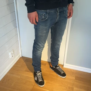 Replay anbass jeans  - Replay Jeans | skick 9/10 | Storlek 30/32 | Pris - 549kr | Modellen är ca 178cm lång | Hör av dig vid minsta fråga eller fundering!!