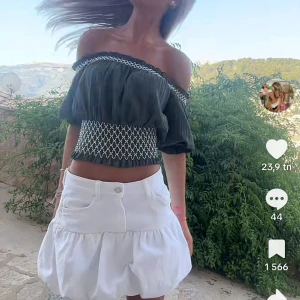 Vit volangkjol från Zara - Supersöt eftertraktad vit kjol från Zara med puffigvolang nertill och  med fickor och knapp. Kjolen är så fin och är perfekt till sommaren och är i storlek m