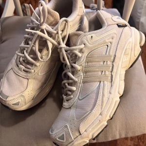 Adidas Response CL  - Säljer ett par grå/beige sneakers från Adidas, använda ett fåtal gånger. 