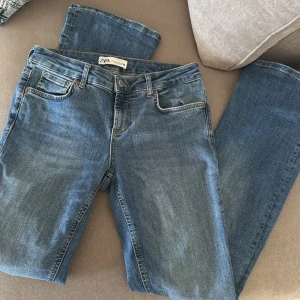 Jeans - Blå bootcut jeans från Zara i storlek 38, passar tyvärr inte mig köpta här på plick!