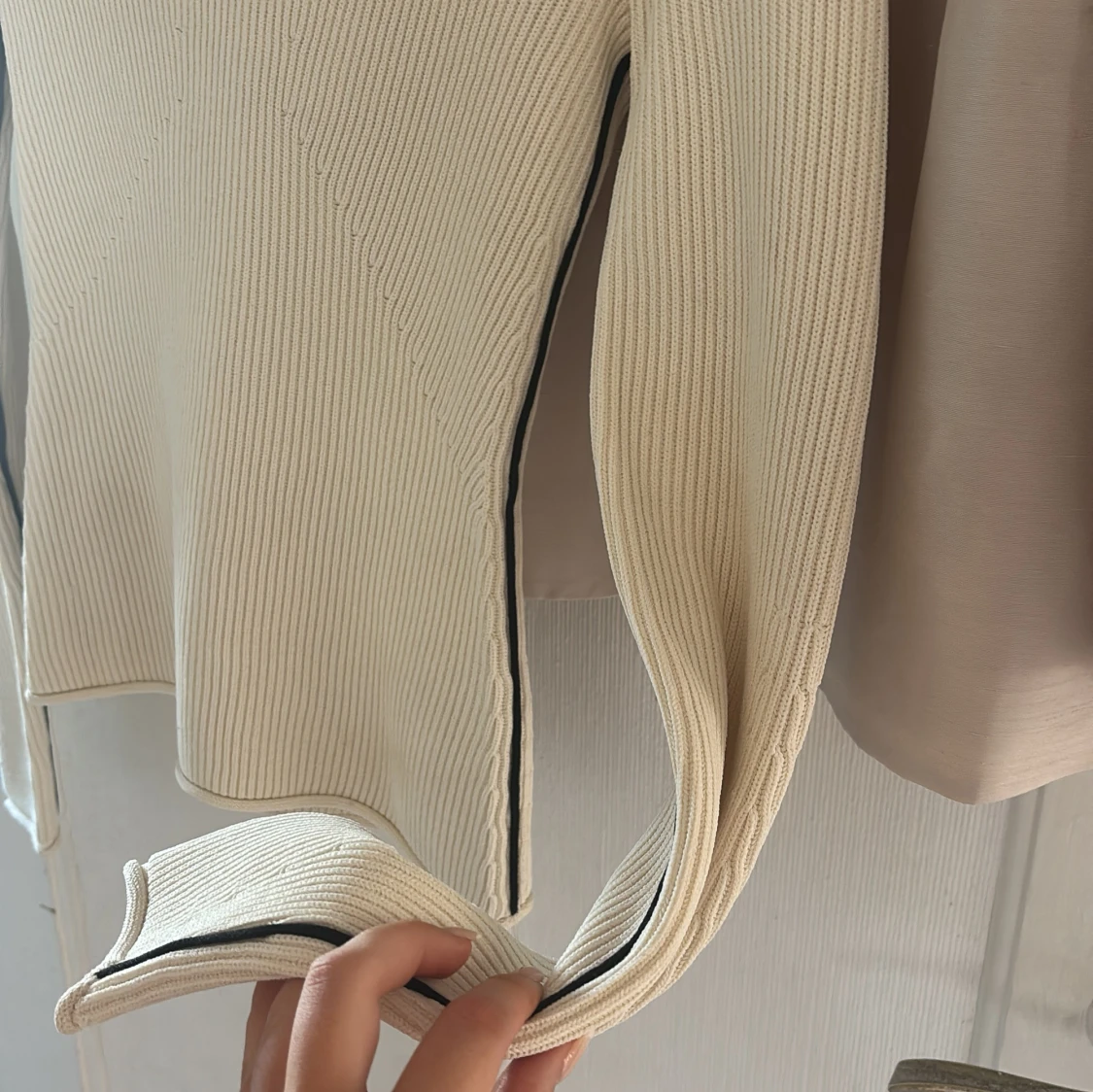 Ribbad offwhite långärmad topp från H&M - 1