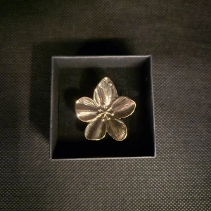 Blomma ring guld  - GRATIS GÅVA MED VARGE ORDER!! Supertrendig stockholmsstil tjejer, ring guld. Vinter ring smycke. Gjord av stål, jag svarar och skickar alltid snabbt!