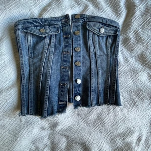 Jeans korsett-topp zara - Säljer den populära jeans toppen från Zara! Den är köpt i xs men har sytt ut den till S öppen för byten!! 