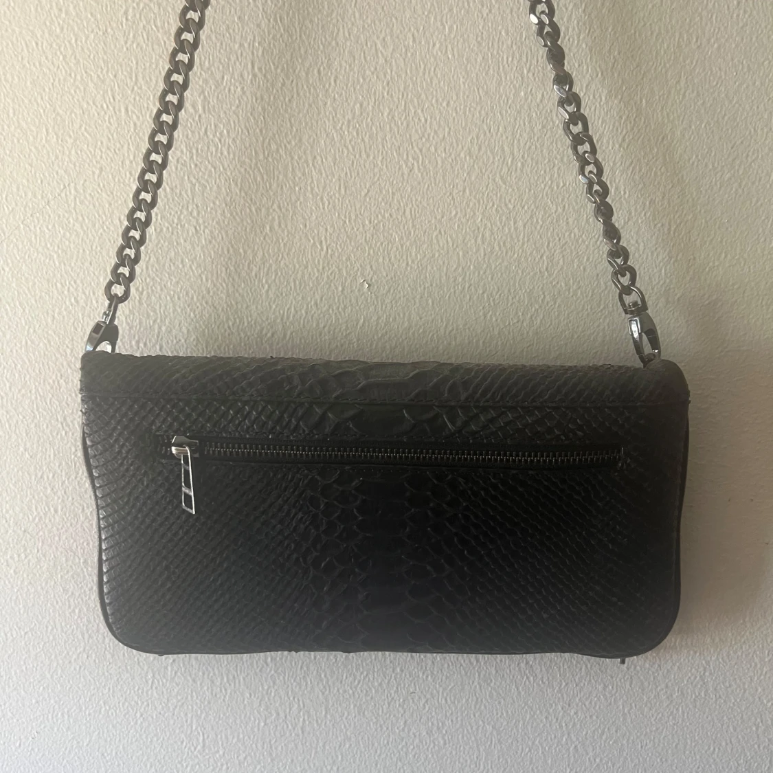 Svart axelväska med kedjerem och ormmönster - 1