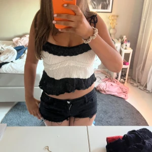 Topp - Säljer den här as snygga svart vita toppen från Zara. Använt ett fåtal gånger men inga defekter☺️💕 skriv för mer frågor💕☺️PRIS GÅR ALLTID ATT DISKUTERA!!!!